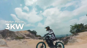 Person riding a motorcycle on a dirt road with 'Motor Power 3KW' text overlay.
