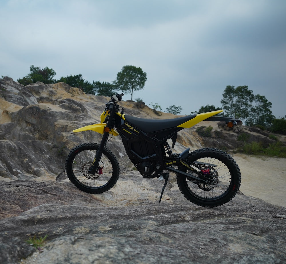 Freego Nova 5 e-bike parked on a rocky slope.
