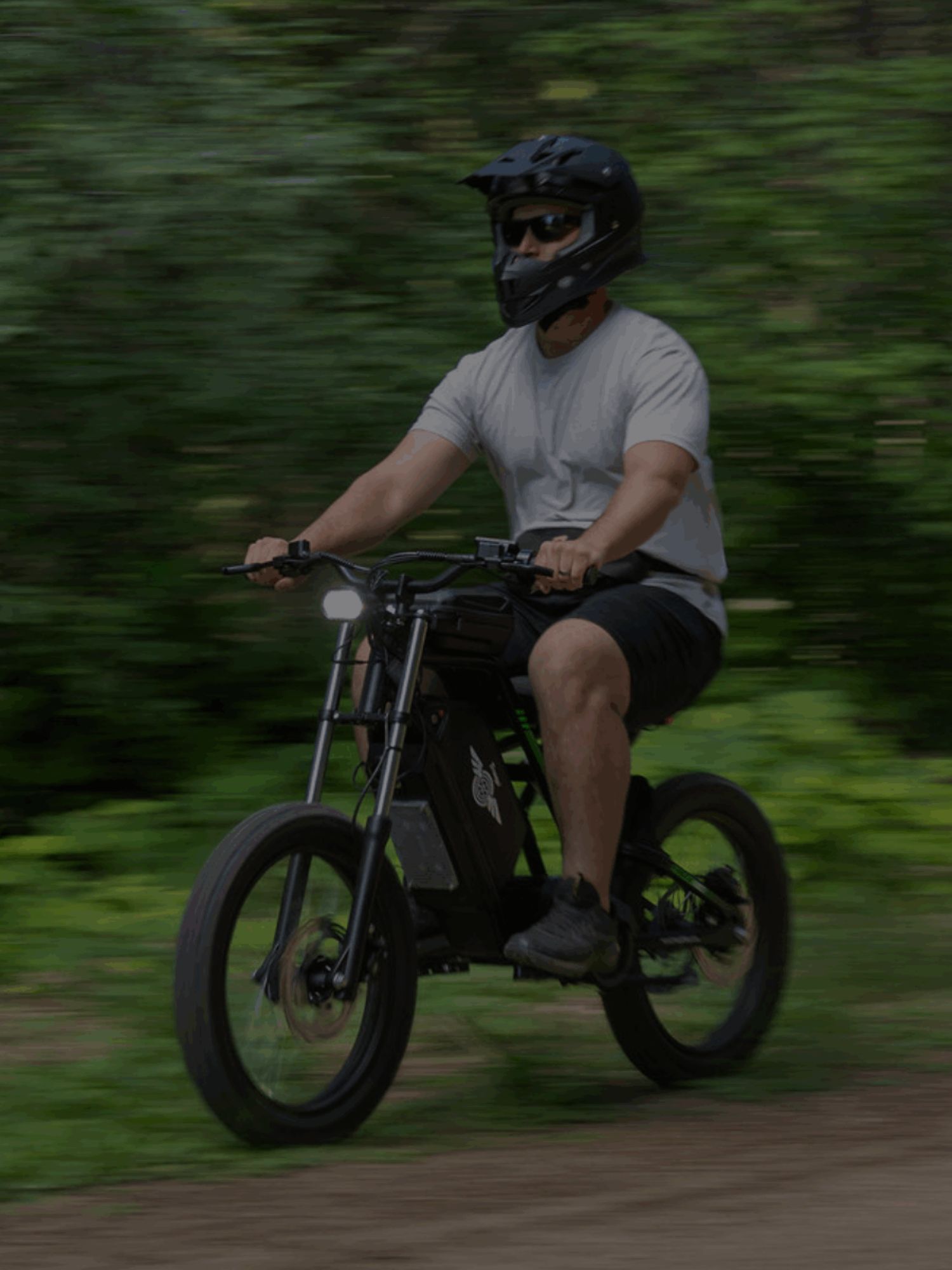 nova3_riding_outdoor_motion_blur_t_shirt_shorts