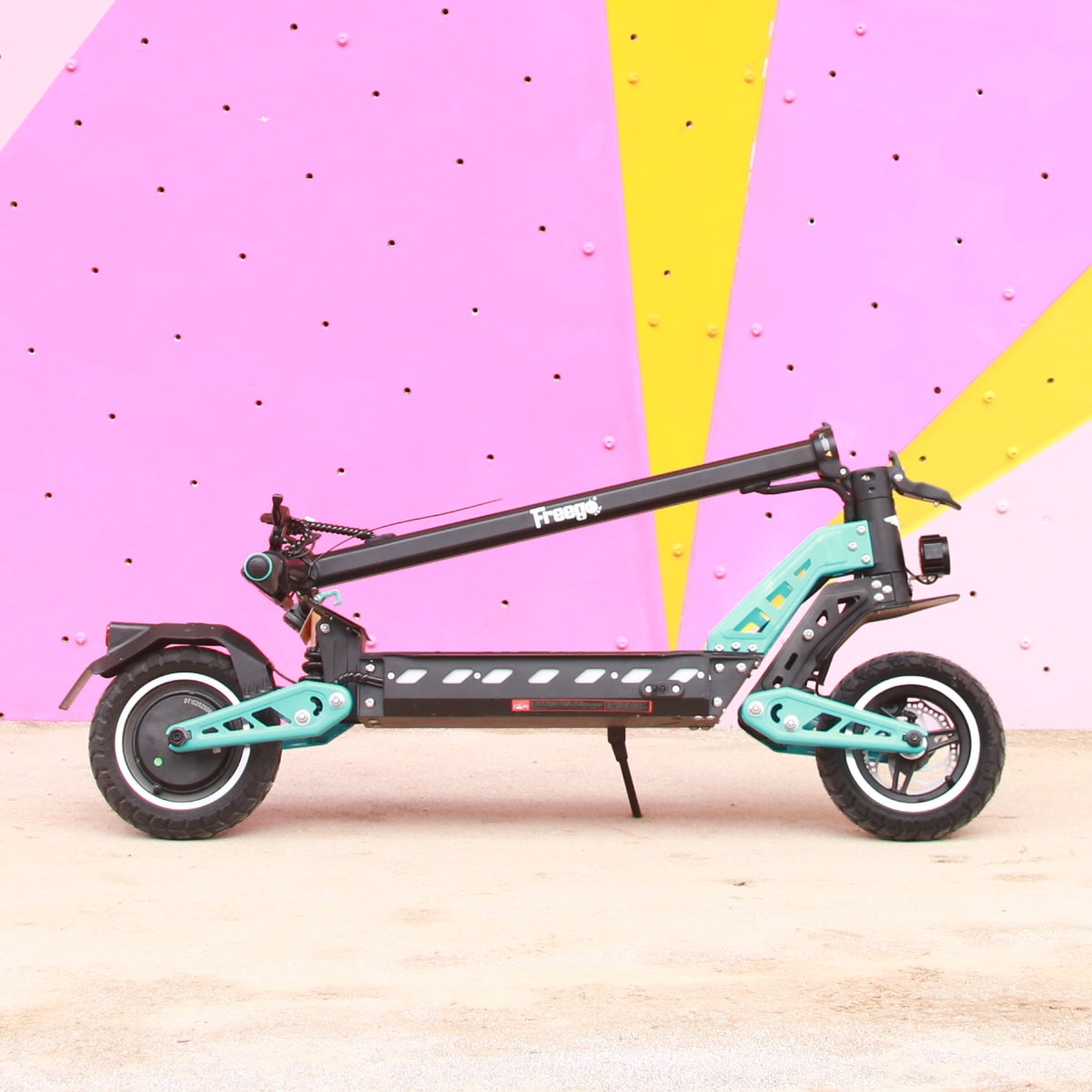 Freego C10 E-Scooter outdoor folded scene
