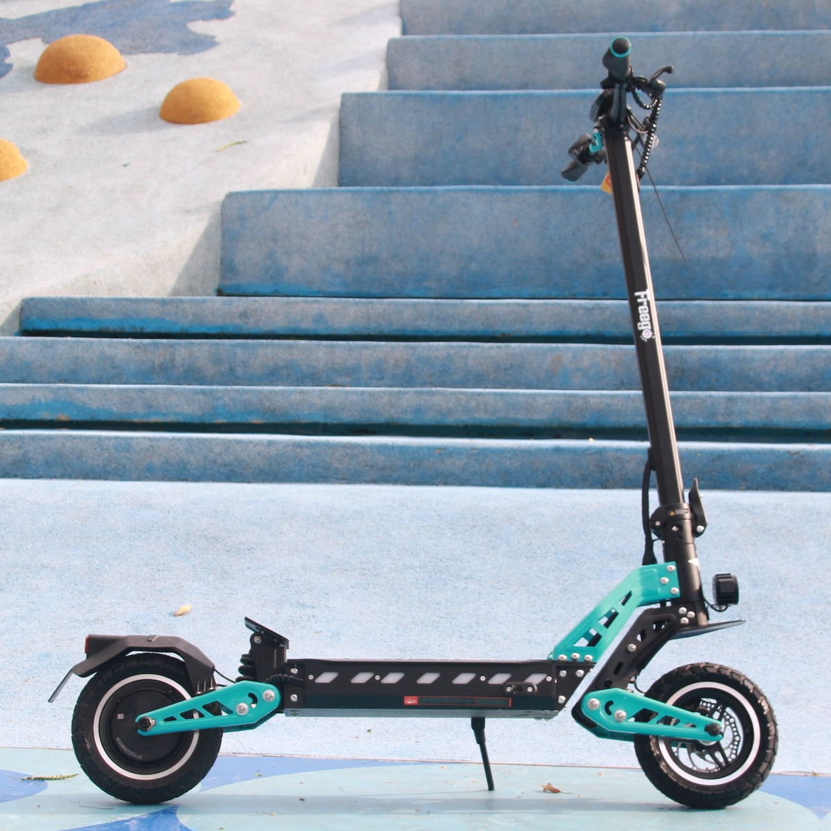 Freego C10 E-Scooter outdoor side scene