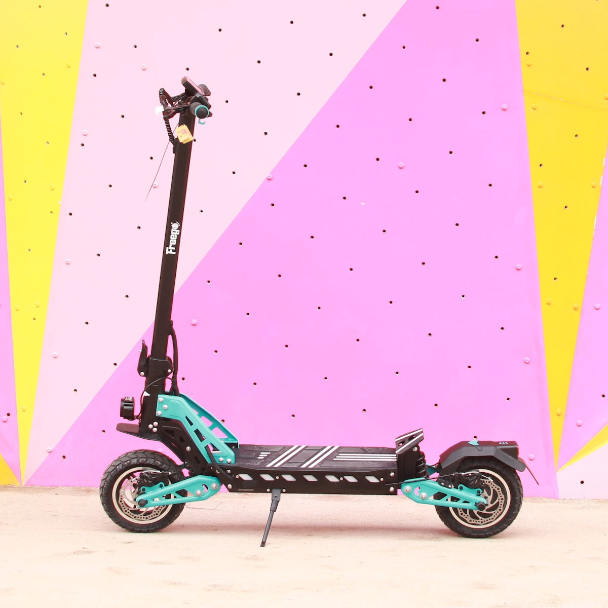 Freego C10 E-Scooter outdoor side scene