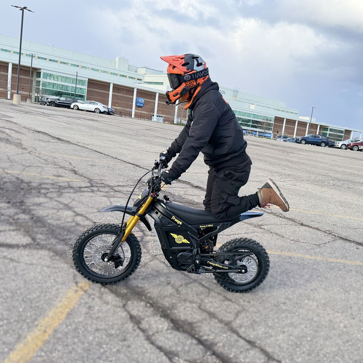 Freego Nova 5 mini electric bike rider pose in parking lot, photo by runplayback