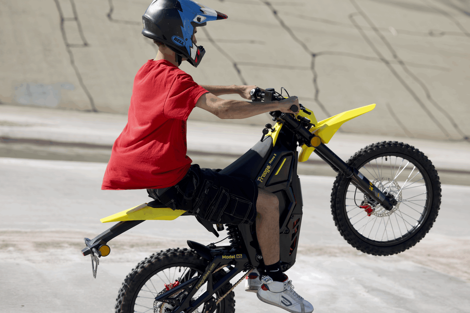 Freego Nova 5 electric dirt bike riding across sandy terrain