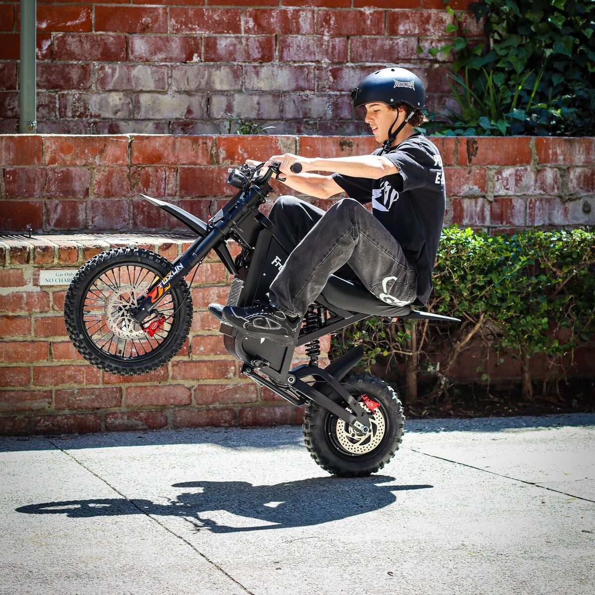 freego-x0-mini-product-wheelie-wall